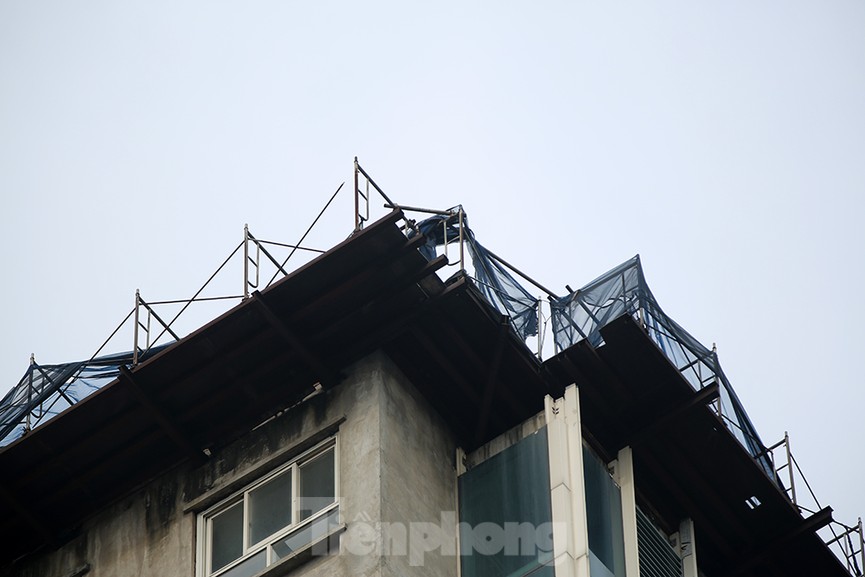 Hiện trạng toà nhà 8B Lê Trực sau nhiều năm yêu cầu 'cắt ngọn' - ảnh 4