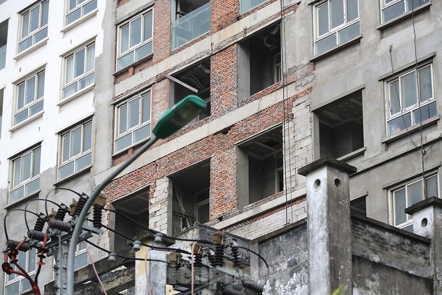 Hiện trạng toà nhà 8B Lê Trực sau nhiều năm yêu cầu 'cắt ngọn' - ảnh 5