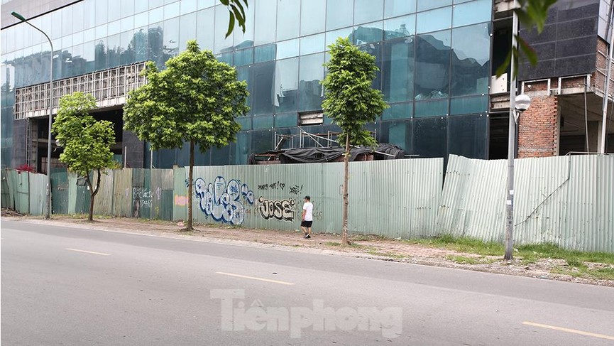 Hiện trạng toà nhà 8B Lê Trực sau nhiều năm yêu cầu 'cắt ngọn' - ảnh 9