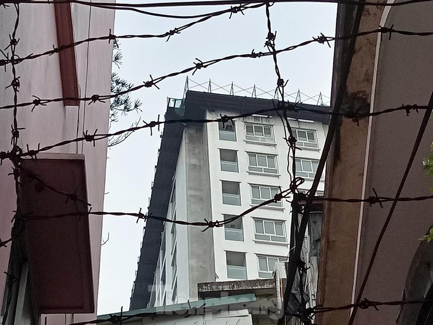 Hiện trạng toà nhà 8B Lê Trực sau nhiều năm yêu cầu 'cắt ngọn' - ảnh 11