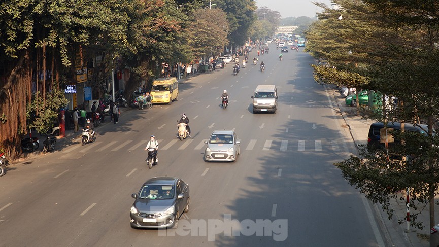 Giao thông các tuyến phố Hà Nội thông thoáng ngày cuối tuần đầu năm 2021 - ảnh 1
