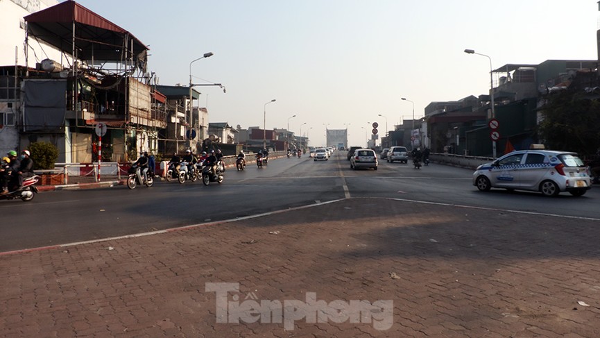 Giao thông các tuyến phố Hà Nội thông thoáng ngày cuối tuần đầu năm 2021 - ảnh 2