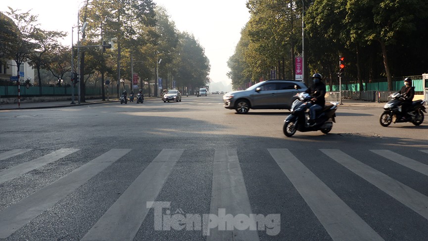 Giao thông các tuyến phố Hà Nội thông thoáng ngày cuối tuần đầu năm 2021 - ảnh 10