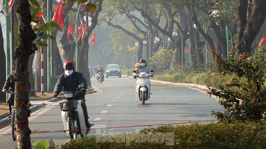 Giao thông các tuyến phố Hà Nội thông thoáng ngày cuối tuần đầu năm 2021 - ảnh 11