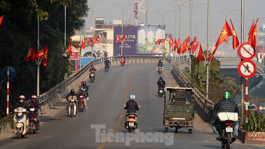 Giao thông các tuyến phố Hà Nội thông thoáng ngày cuối tuần đầu năm 2021 - ảnh 12