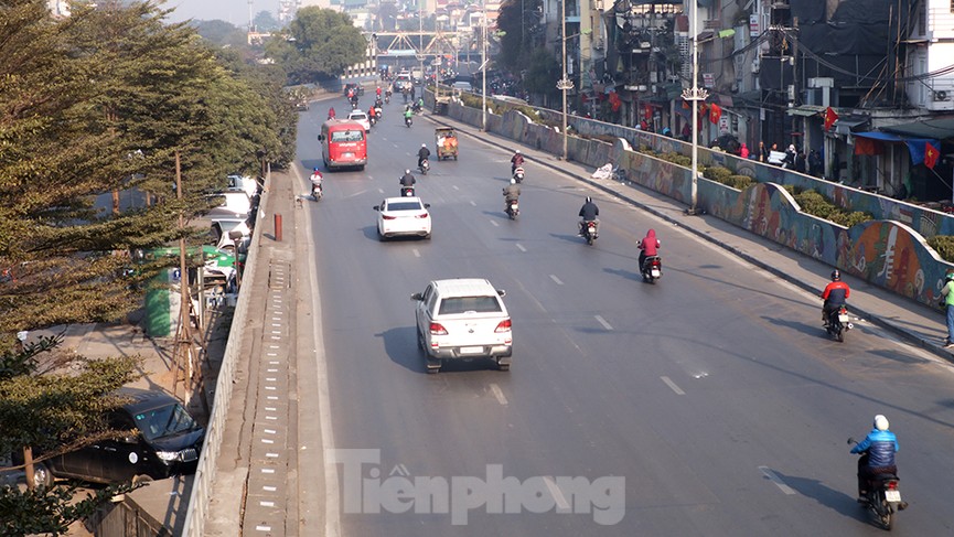 Giao thông các tuyến phố Hà Nội thông thoáng ngày cuối tuần đầu năm 2021 - ảnh 15