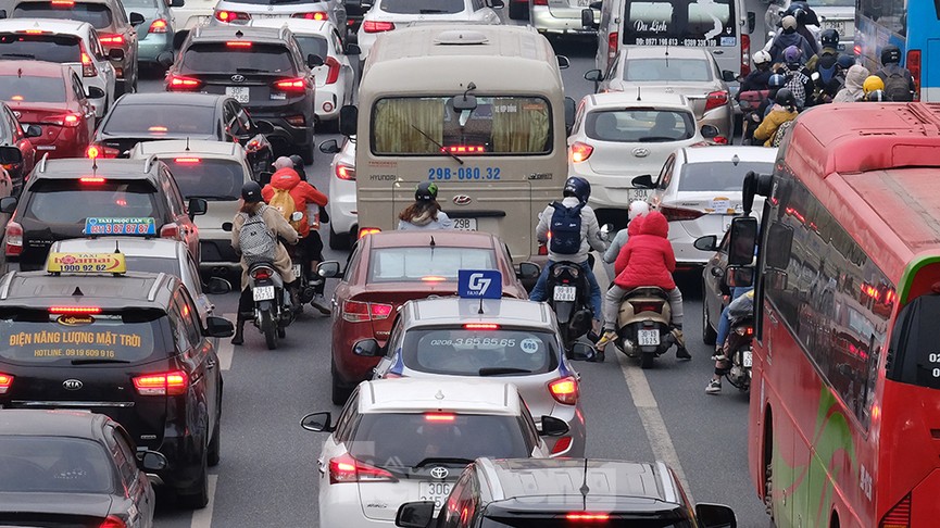 Dòng phương tiện ùn ùn về Hà Nội trong ngày cuối nghỉ Tết Dương lịch - ảnh 3