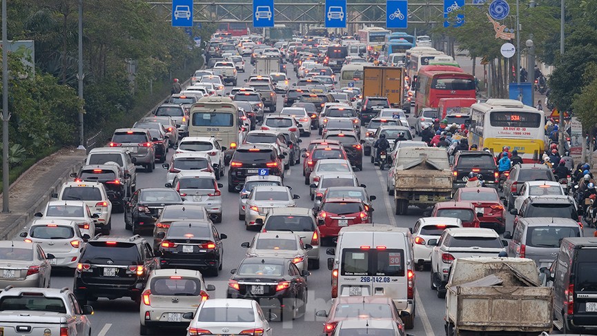 Dòng phương tiện ùn ùn về Hà Nội trong ngày cuối nghỉ Tết Dương lịch - ảnh 4