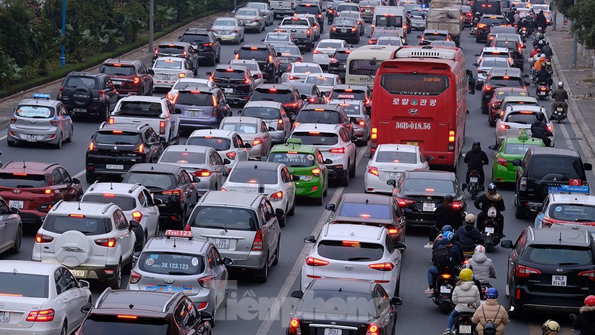 Dòng phương tiện ùn ùn về Hà Nội trong ngày cuối nghỉ Tết Dương lịch - ảnh 8