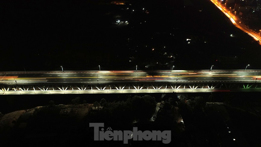 Ngắm cầu Thăng Long lung linh trong màn đêm - ảnh 1