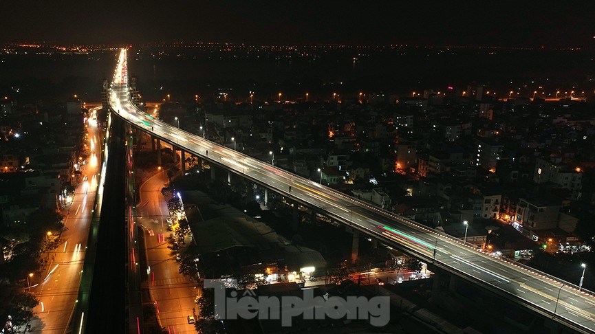 Ngắm cầu Thăng Long lung linh trong màn đêm - ảnh 2
