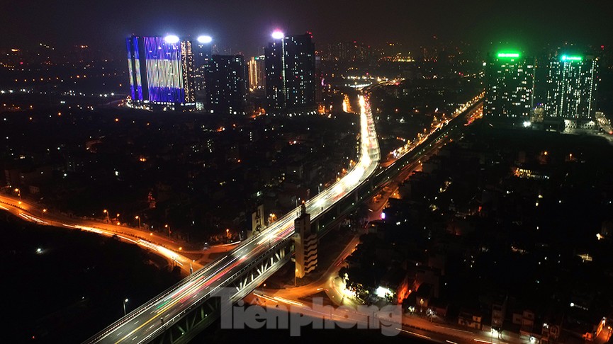Ngắm cầu Thăng Long lung linh trong màn đêm - ảnh 6