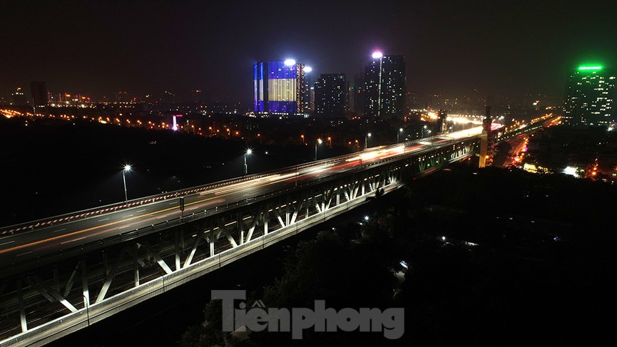 Ngắm cầu Thăng Long lung linh trong màn đêm - ảnh 7