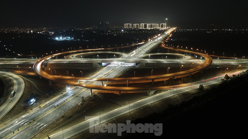 Mãn nhãn với cầu vượt 'trăm tỷ' ở Thủ đô lung linh trong đêm - ảnh 1