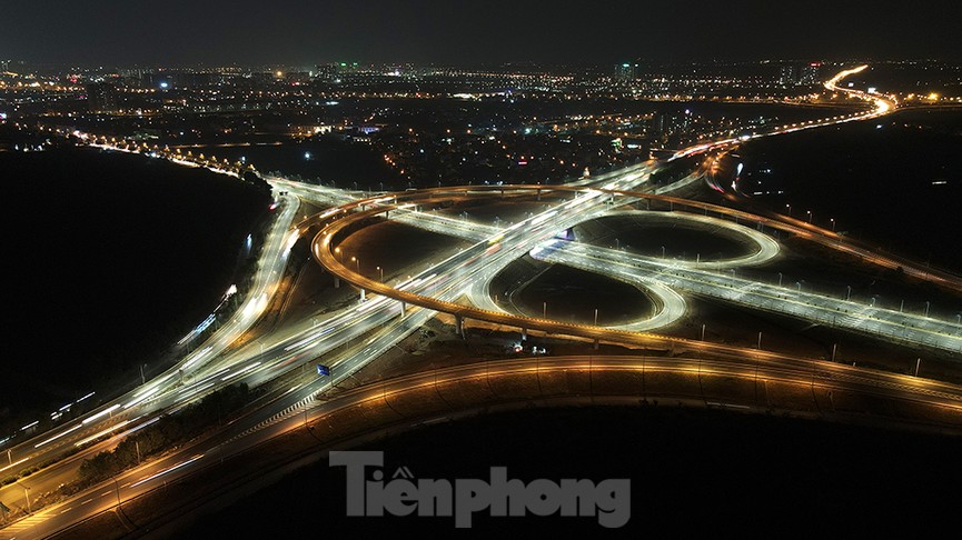 Mãn nhãn với cầu vượt 'trăm tỷ' ở Thủ đô lung linh trong đêm - ảnh 5