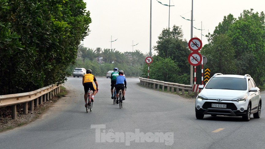 Lạnh gáy cảnh 'đua' xe đạp, lái ba gác trên đại lộ Võ Nguyên Giáp - ảnh 1