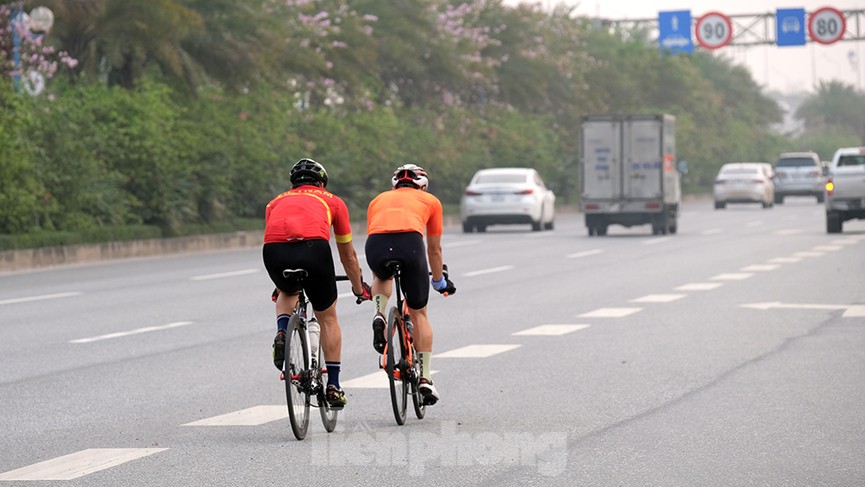 Lạnh gáy cảnh 'đua' xe đạp, lái ba gác trên đại lộ Võ Nguyên Giáp - ảnh 3