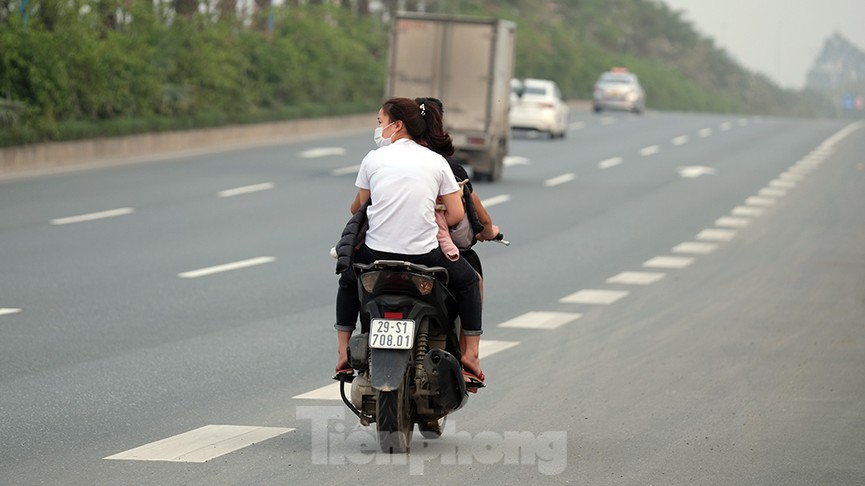 Lạnh gáy cảnh 'đua' xe đạp, lái ba gác trên đại lộ Võ Nguyên Giáp - ảnh 9