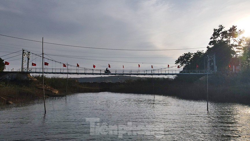 Hàng thông trăm tuổi, cầu treo, đồi chè xanh ngát trên cung đường Tiền Phong Marathon 2021 - ảnh 3