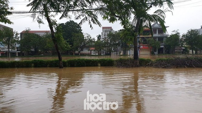 Thành phố Huế ngập sâu trong biển nước, dự đoán lũ sẽ còn tiếp tục kéo dài nhiều ngày tới - ảnh 5