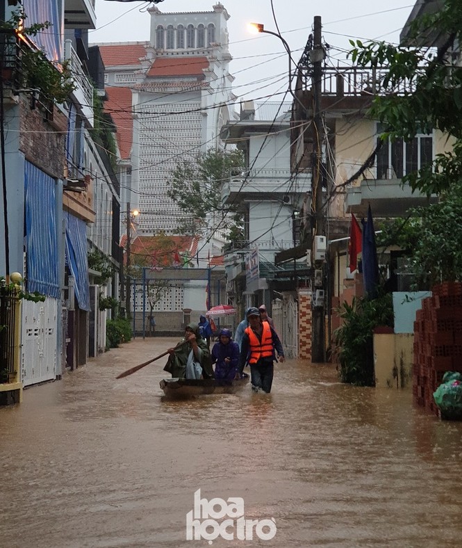 Thành phố Huế ngập sâu trong biển nước, dự đoán lũ sẽ còn tiếp tục kéo dài nhiều ngày tới - ảnh 8