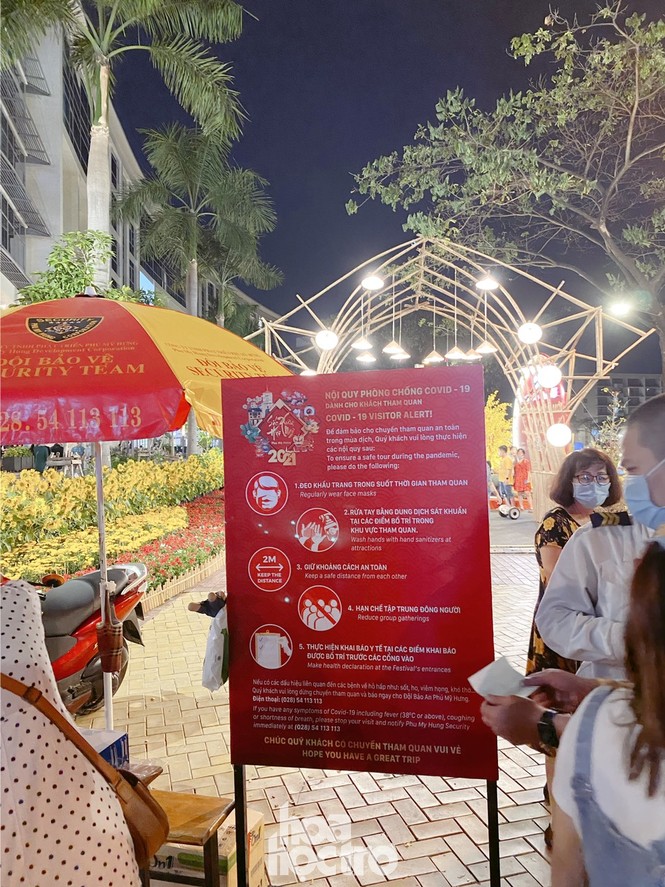 Đường hoa Phú Mỹ Hưng tấp nập người tham quan, bắt buộc đeo khẩu trang và khai báo y tế - ảnh 1