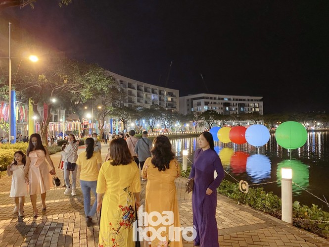 Đường hoa Phú Mỹ Hưng tấp nập người tham quan, bắt buộc đeo khẩu trang và khai báo y tế - ảnh 11