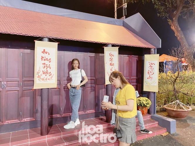 Đường hoa Phú Mỹ Hưng tấp nập người tham quan, bắt buộc đeo khẩu trang và khai báo y tế - ảnh 5