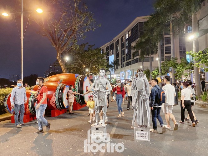 Đường hoa Phú Mỹ Hưng tấp nập người tham quan, bắt buộc đeo khẩu trang và khai báo y tế - ảnh 8