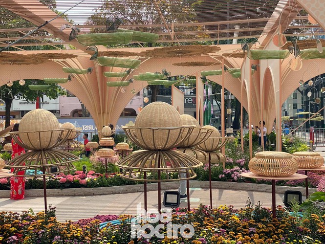 Đường hoa Nguyễn Huệ đẹp rực rỡ đón Tết Tân Sửu, đảm bảo quy tắc an toàn với du khách đến thăm - ảnh 4