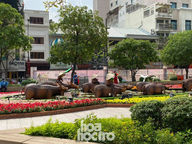 Đường hoa Nguyễn Huệ đẹp rực rỡ đón Tết Tân Sửu, đảm bảo quy tắc an toàn với du khách đến thăm - ảnh 2