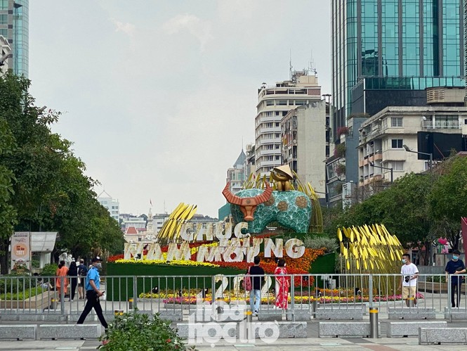 Đường hoa Nguyễn Huệ đẹp rực rỡ đón Tết Tân Sửu, đảm bảo quy tắc an toàn với du khách đến thăm - ảnh 3