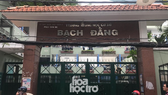 Sáng 27/5, học sinh THCS Bạch Đằng được ra về bằng cổng giữ xe thay vì đi cổng chính - ảnh 2