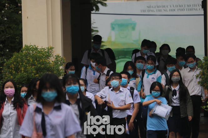 TP HCM: Teen không giấu vui mừng vì đề thi Văn, giáo viên nhận định vừa sức học sinh - ảnh 3