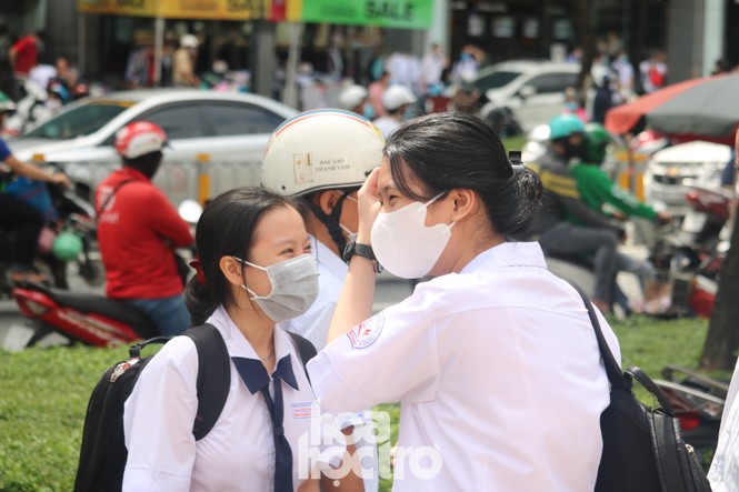 TP HCM: Teen không giấu vui mừng vì đề thi Văn, giáo viên nhận định vừa sức học sinh - ảnh 4