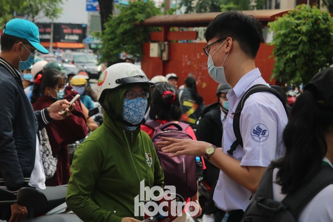 TP HCM: Teen không giấu vui mừng vì đề thi Văn, giáo viên nhận định vừa sức học sinh - ảnh 5