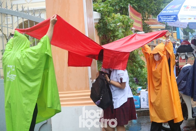 Ngày thi mưa rơi,