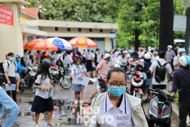 Kết thúc buổi thi sáng 10/08, sĩ tử có cảm nghĩ trái chiều về bài thi Tổ hợp - ảnh 2
