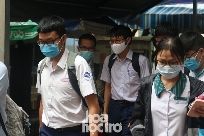 Kết thúc buổi thi sáng 10/08, sĩ tử có cảm nghĩ trái chiều về bài thi Tổ hợp - ảnh 1
