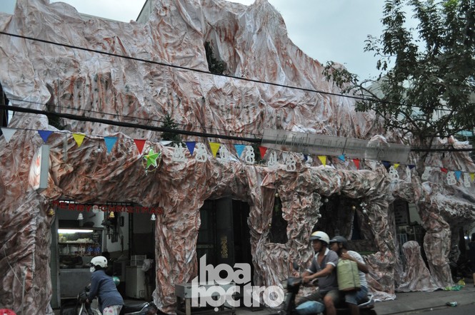 Hòa cùng không khí lễ hội, xóm đạo quận 8 lấp lánh ánh đèn đón Giáng sinh - ảnh 1