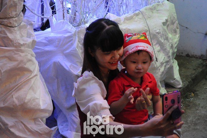 Hòa cùng không khí lễ hội, xóm đạo quận 8 lấp lánh ánh đèn đón Giáng sinh - ảnh 11