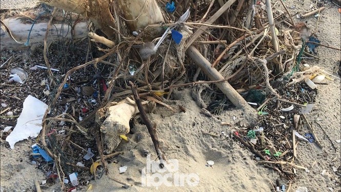 Bão số 13 đã qua lâu nhưng bãi biển Đà Nẵng vẫn còn