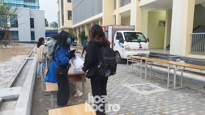 Bất chấp trời rét buốt, sinh viên ĐH Đà Nẵng vẫn nhiệt tình đi hiến máu nhân đạo - ảnh 3