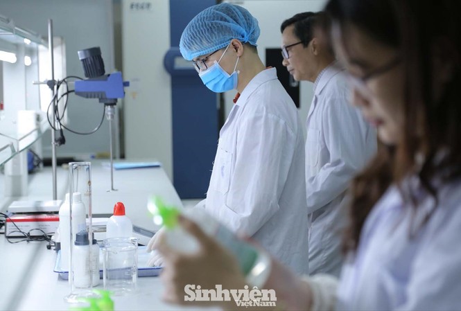 Được tự chủ, học phí ngành Y tăng phi mã Sinh viên Khoa Y dược, ĐH Quốc gia Hà Nội trong giờ thực hành. Ảnh: Diệp An
