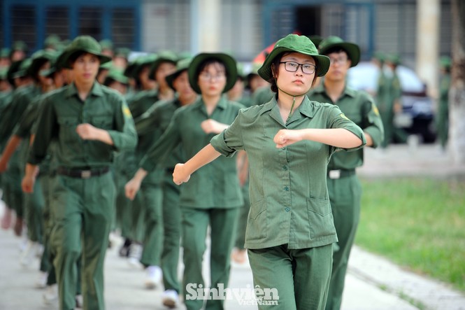Ngắm nhìn nữ sinh Học viện Nông nghiệp hăng say tập đội ngũ - ảnh 4