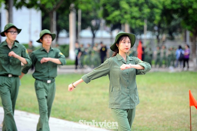 Ngắm nhìn nữ sinh Học viện Nông nghiệp hăng say tập đội ngũ - ảnh 5