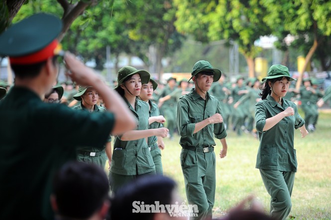Ngắm nhìn nữ sinh Học viện Nông nghiệp hăng say tập đội ngũ - ảnh 7