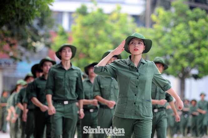 Ngắm nhìn nữ sinh Học viện Nông nghiệp hăng say tập đội ngũ - ảnh 8