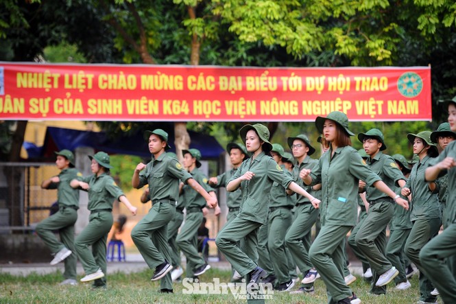 Ngắm nhìn nữ sinh Học viện Nông nghiệp hăng say tập đội ngũ - ảnh 9