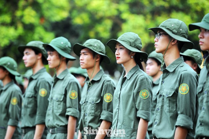 Ngắm nhìn nữ sinh Học viện Nông nghiệp hăng say tập đội ngũ - ảnh 10